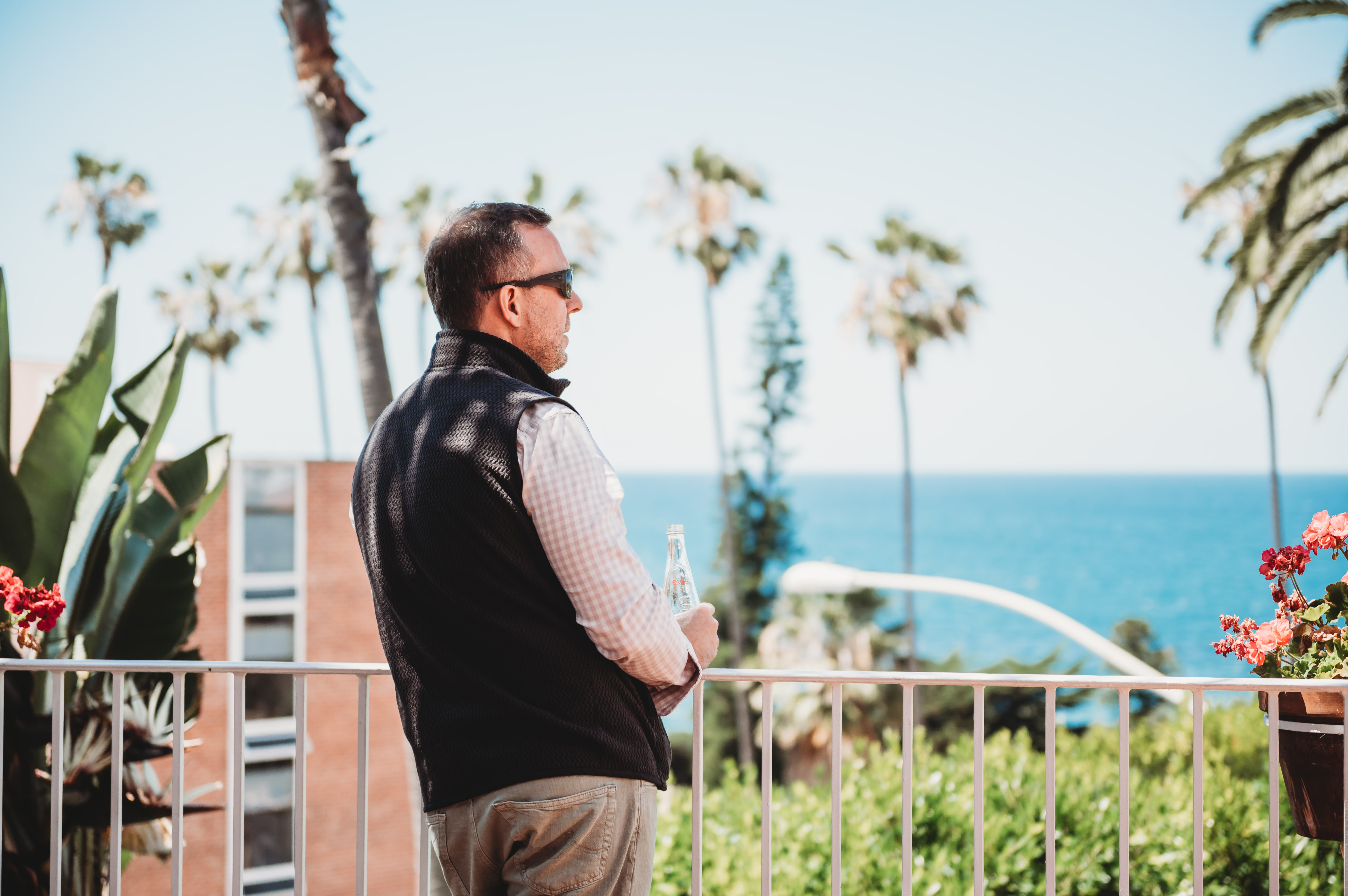 An attendee overlooking the Pacific from La Valencia
